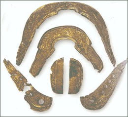 墓中出土的双龙戏珠纹银丝金马饰